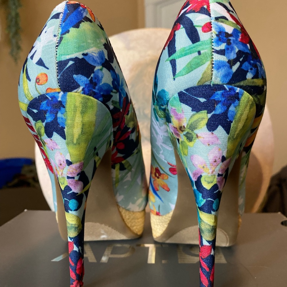 Woman’s shoes - Picture 4 of 5